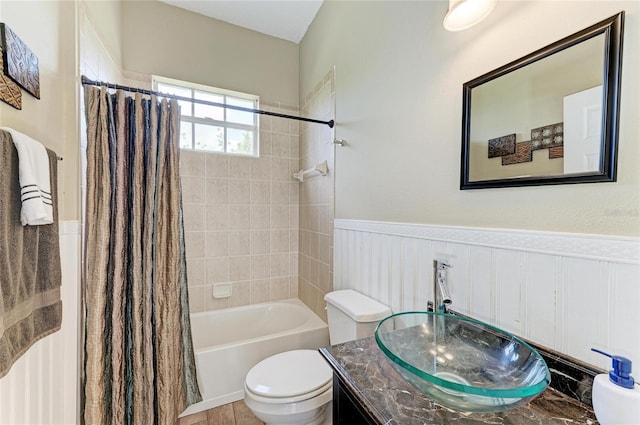 8103 Snowy Egret Pl, Bradenton, FL 34202 - full bath featuring wainscoting, toilet, shower / bath combo, and vanity