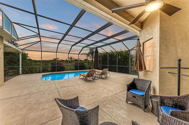 8103 Snowy Egret Pl, Bradenton, FL 34202 - pool at dusk with a patio, an outdoor pool, a ceiling fan, and a lanai