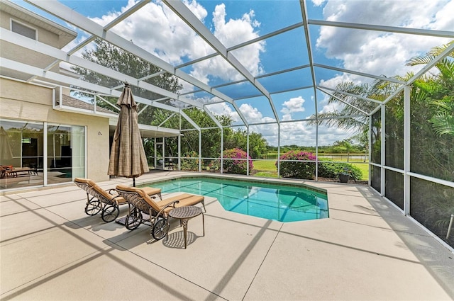 8103 Snowy Egret Pl, Bradenton, FL 34202 - swimming pool with a patio and glass enclosure