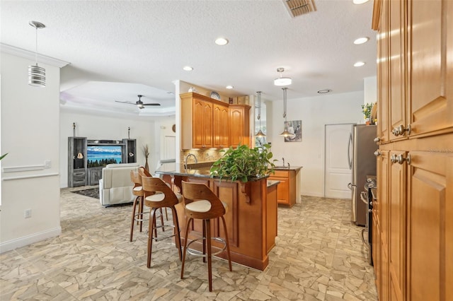 bar with baseboards, recessed lighting, ceiling fan, and visible vents