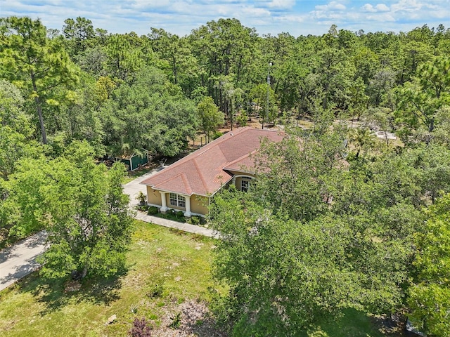 bird's eye view with a view of trees