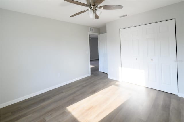 1208 SE Mills Ave, Arcadia, FL 34266 - unfurnished bedroom featuring wood finished floors, baseboards, a closet, and ceiling fan