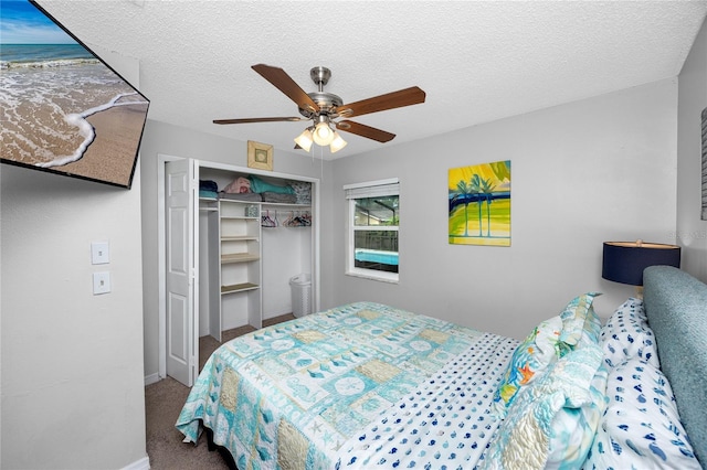 2726 Knoll St E, Palm Harbor, FL 34683 - bedroom with a closet, carpet floors, a ceiling fan, and a textured ceiling