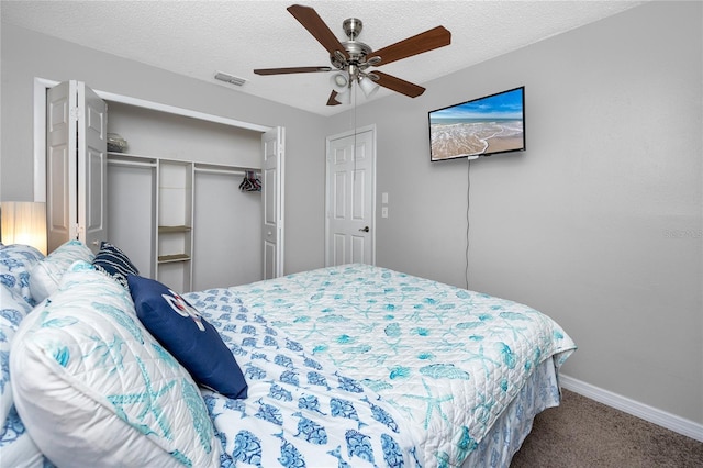 2726 Knoll St E, Palm Harbor, FL 34683 - carpeted bedroom featuring a closet, ceiling fan, and a textured ceiling