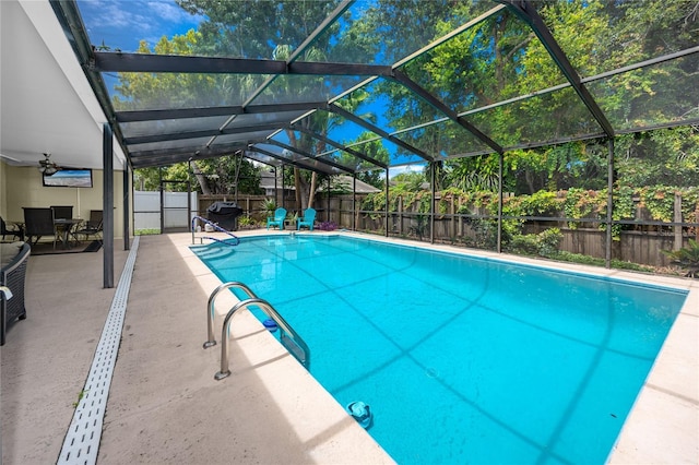 2726 Knoll St E, Palm Harbor, FL 34683 - view of swimming pool with a fenced backyard, a patio area, a lanai, and outdoor dining area