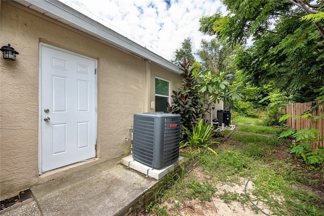 2726 Knoll St E, Palm Harbor, FL 34683 - doorway to property with stucco siding