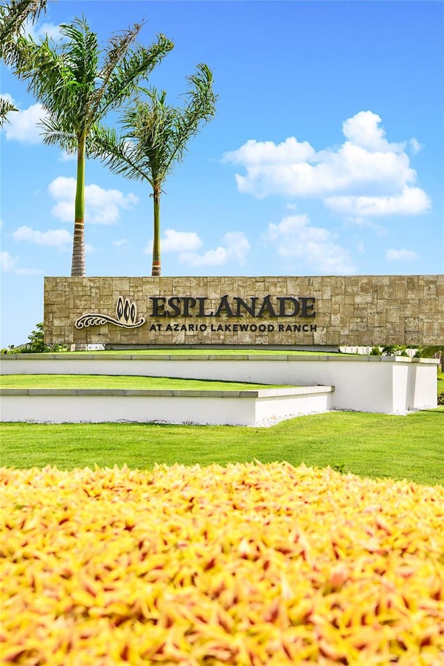 community sign with a lawn