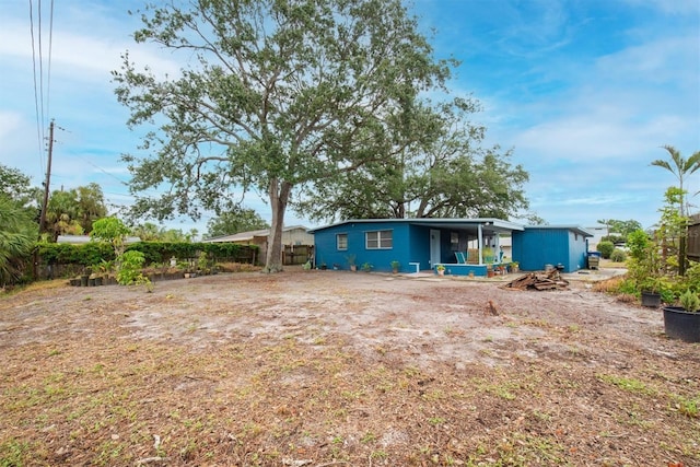 6628 Auburn Ave, Bradenton, FL 34207 - rear view of property featuring fence