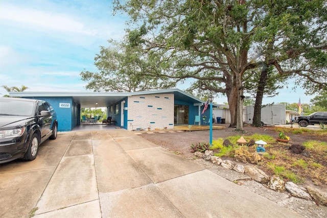 6628 Auburn Ave, Bradenton, FL 34207 - view of front facade with driveway and a carport