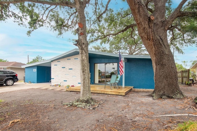 6628 Auburn Ave, Bradenton, FL 34207 - mid-century modern home featuring a wooden deck and fence