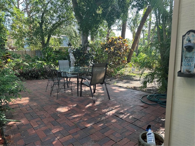 2181 Pine Gardens Trl, Sarasota, FL 34231 - view of patio with outdoor dining area
