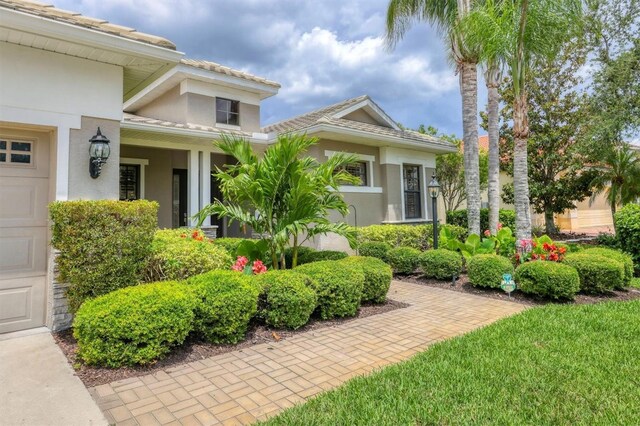 6470 Indigo Bunting Pl, Lakewood Ranch, FL 34202 - entrance to property with stucco siding