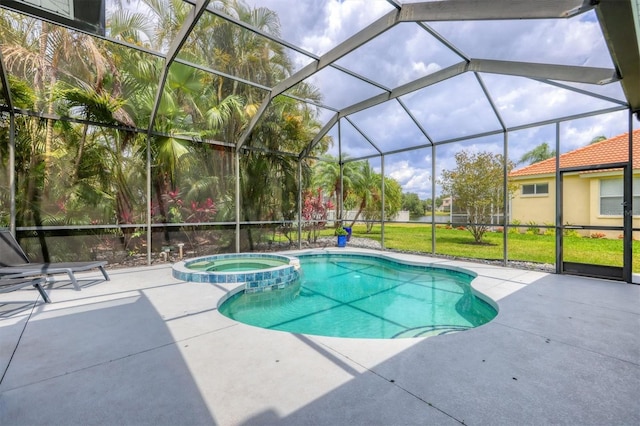 6470 Indigo Bunting Pl, Lakewood Ranch, FL 34202 - view of pool featuring a patio area, a pool with connected hot tub, a lanai, and a lawn