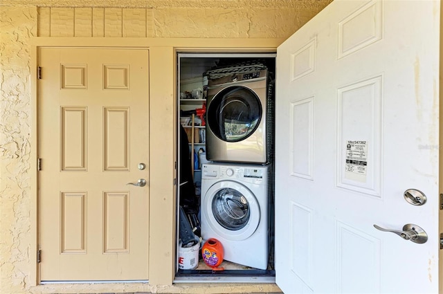 9409 Catalina Dr, Bradenton, FL 34210 - laundry area featuring stacked washer / drying machine and a textured wall