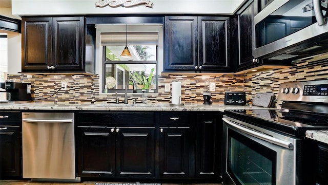 1010 68th St NW, Bradenton, FL 34209 - kitchen featuring stainless steel appliances, a sink, and dark cabinets
