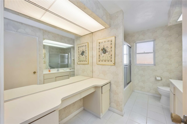 full bath with vanity, toilet, baseboards, and wallpapered walls