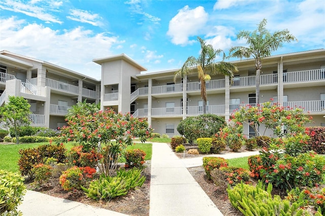 view of apartment building / complex