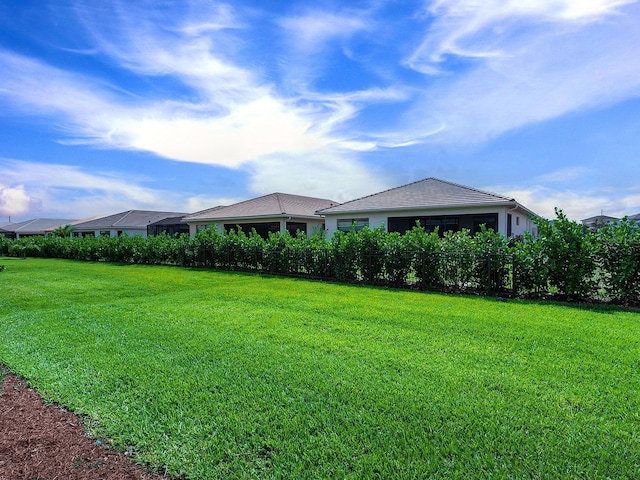 view of green lawn