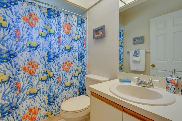 full bathroom featuring toilet, vanity, and a shower with curtain