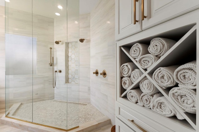 full bath with tiled shower and recessed lighting