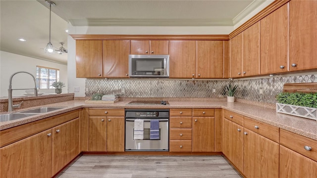 203 28th St W, Palmetto, FL 34221 - kitchen featuring stainless steel appliances, crown molding, a sink, light wood-style floors, and tasteful backsplash