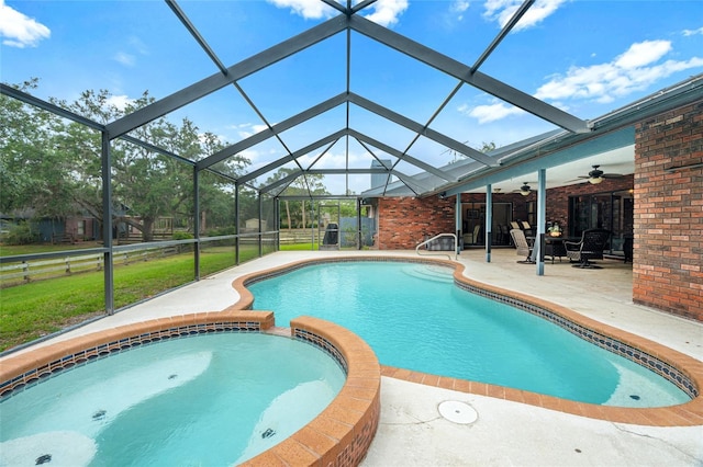140 Cowpen Ln, Sarasota, FL 34240 - view of swimming pool with a patio area, a ceiling fan, a pool with connected hot tub, a lanai, and a yard