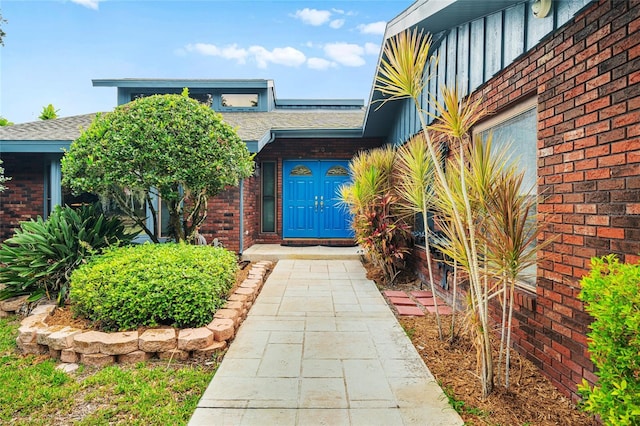 140 Cowpen Ln, Sarasota, FL 34240 - entrance to property with brick siding, board and batten siding, and a shingled roof