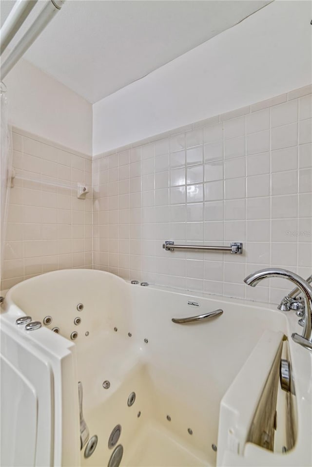 2607 Lancaster Dr Unit 35, Sun City Center, FL 33573 - full bathroom featuring a jetted tub
