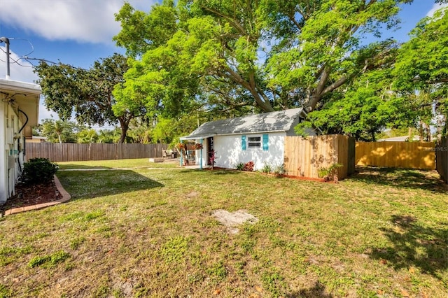 view of yard featuring an outbuilding