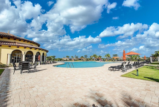 20542 Trattoria Loop, Venice, FL 34293 - community pool with a patio