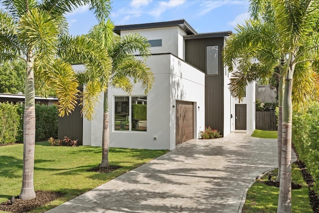 1521 Chestnut Ave, Winter Park, FL 32789 - view of front facade featuring a front yard and concrete driveway