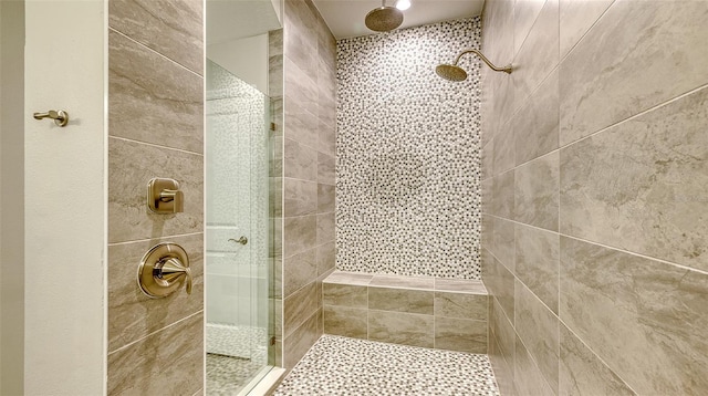 full bath with tiled shower