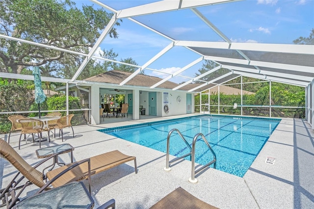3263 Woodberry Ln Lot 15, Sarasota, FL 34231 - swimming pool featuring a patio area, glass enclosure, and ceiling fan