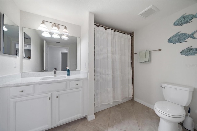 full bath featuring toilet, vanity, curtained shower, and baseboards