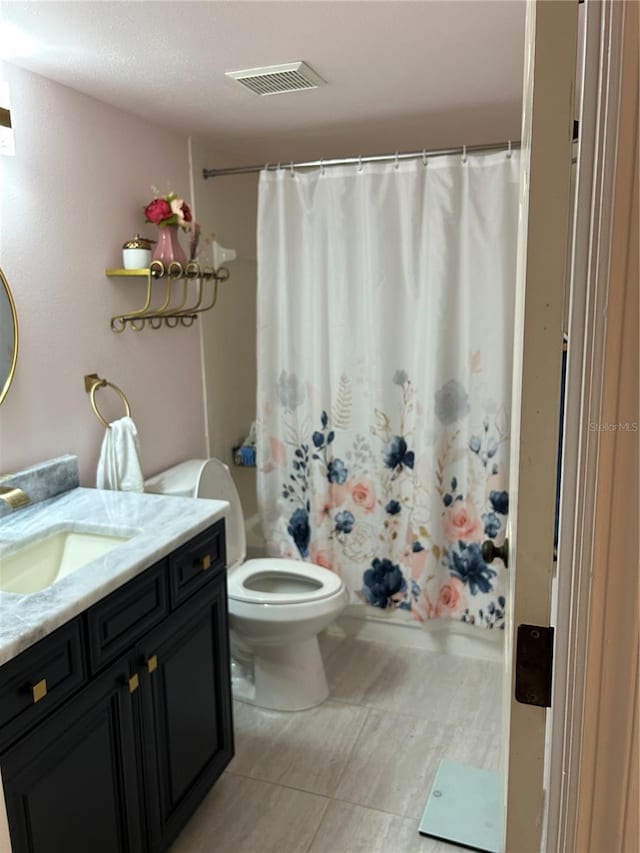 full bath with toilet, shower / bath combo with shower curtain, and vanity