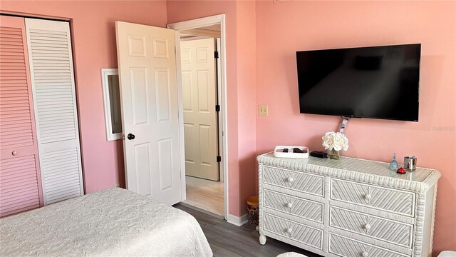 433 Cerromar Ln Unit 331, Venice, FL 34293 - bedroom with dark wood-type flooring, a closet, and baseboards
