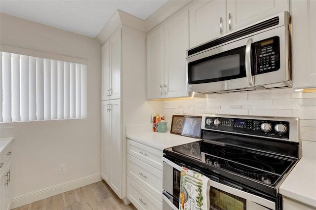 5632 Ashton Lake Dr Unit 5632, Sarasota, FL 34231 - kitchen with appliances with stainless steel finishes, backsplash, light wood-style floors, and light countertops