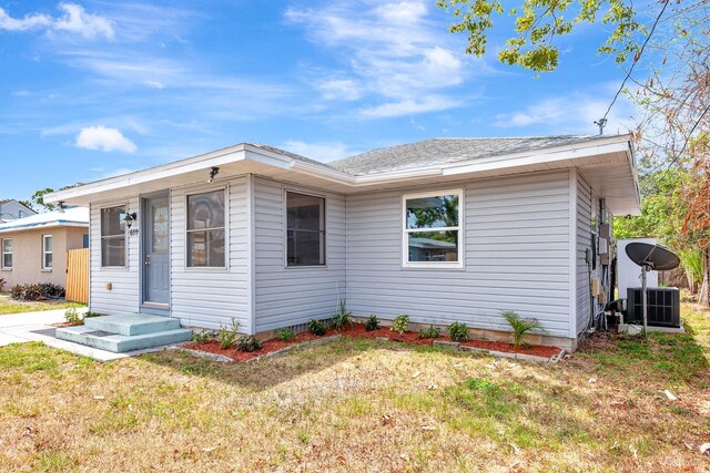 view of front of house with a front lawn