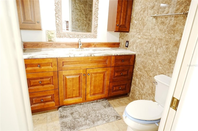 802 Capri Isles Blvd Unit 231, Venice, FL 34292 - bathroom featuring toilet, vanity, and tile walls