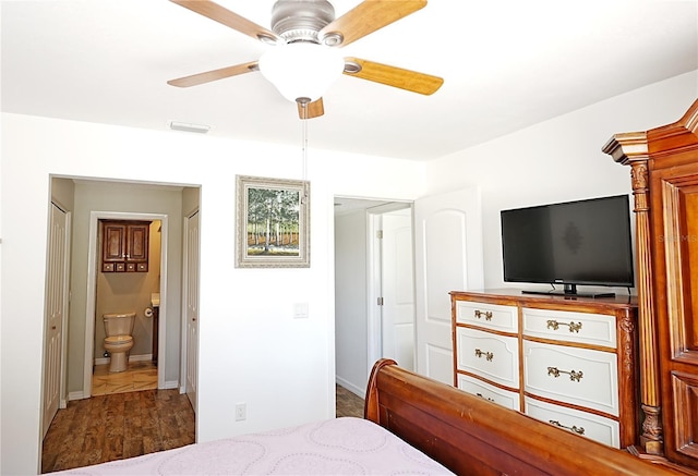 802 Capri Isles Blvd Unit 231, Venice, FL 34292 - bedroom featuring baseboards, ensuite bath, and ceiling fan