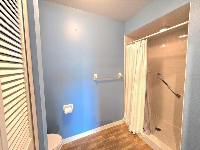 7201 29th Avenue Dr W Unit 306, Bradenton, FL 34209 - full bath with wood finished floors, a tile shower, toilet, and baseboards