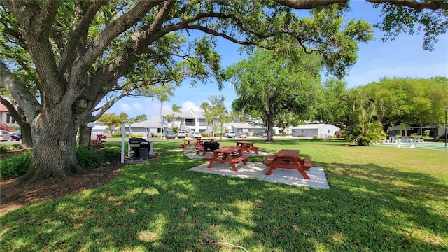 7201 29th Avenue Dr W Unit 306, Bradenton, FL 34209 - view of grassy yard featuring a residential view