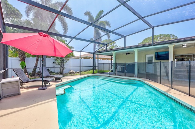 view of swimming pool with a patio area, ceiling fan, a fenced backyard, and a lanai