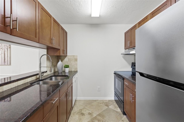 kitchen with freestanding refrigerator, black electric range oven, under cabinet range hood, a sink, and dishwasher