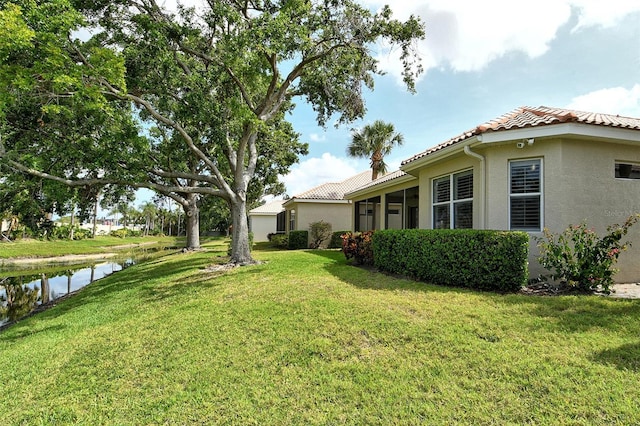 view of grassy yard featuring a water view