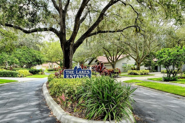 community / neighborhood sign featuring driveway