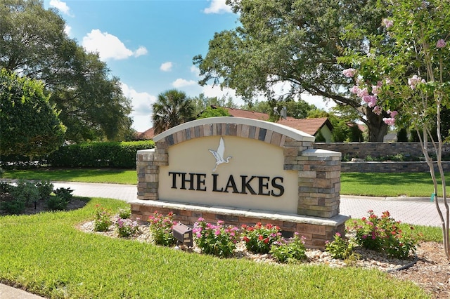 community sign with a lawn