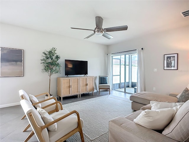 living area with ceiling fan and baseboards