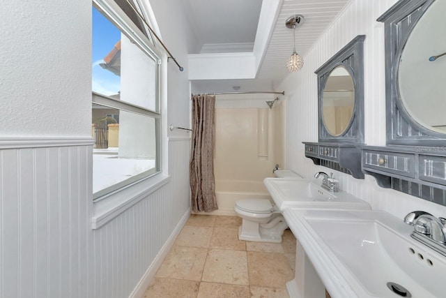 full bathroom featuring a sink, toilet, shower / bath combo, and ornamental molding