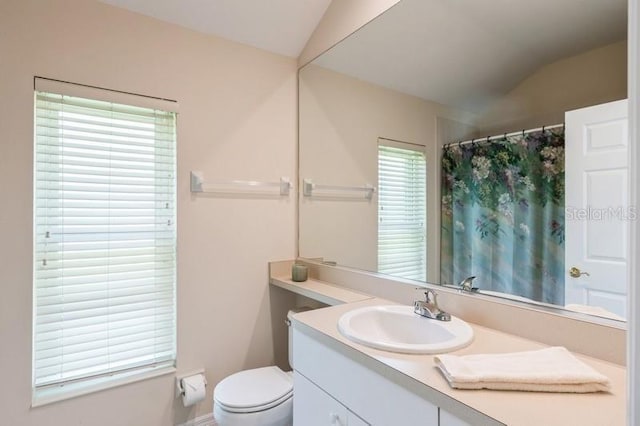 12007 Clubhouse Dr, Lakewood Ranch, FL 34202 - bathroom with vaulted ceiling, toilet, vanity, curtained shower, and baseboards